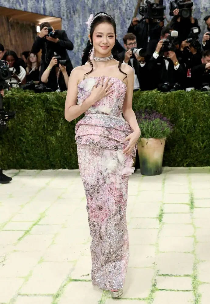 Blackpink集体亮相MetGala 四人前凸后翘曲线曼妙