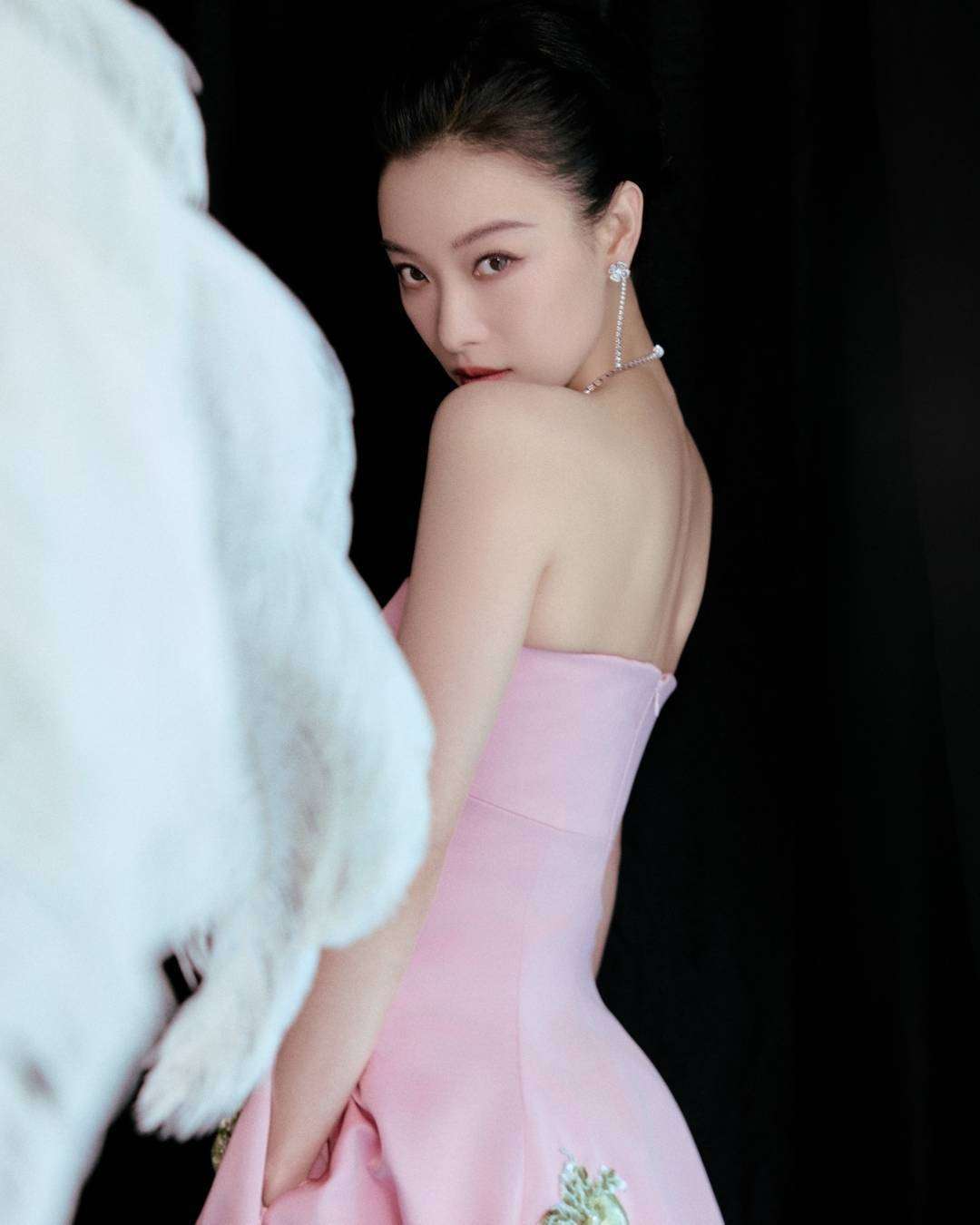 倪妮抹胸礼服造型惊艳全场优越肩颈线+纤细腰身这状态太绝了