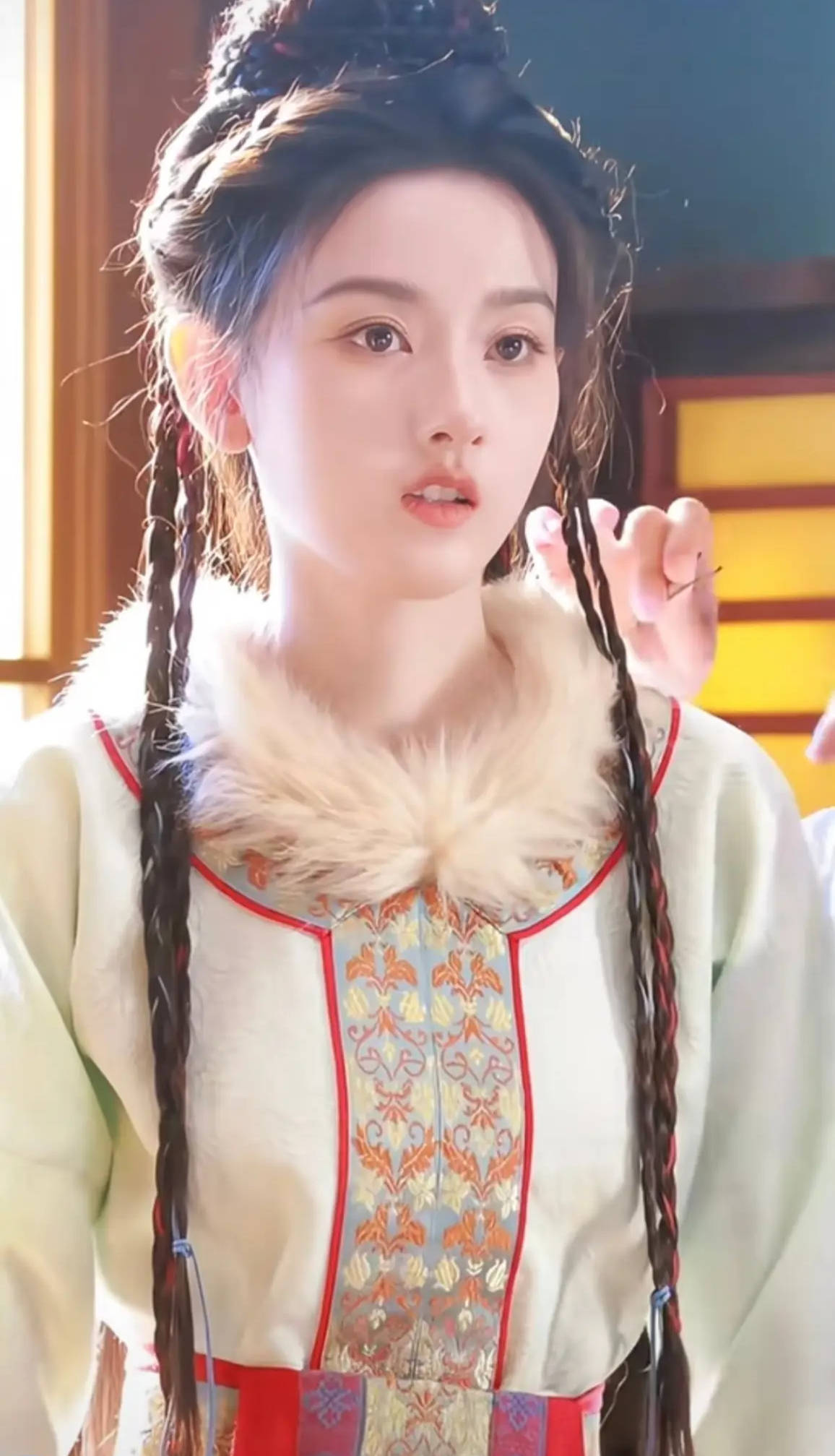 宋祖儿化身异域少女灵动温柔 垂眸浅笑美丽大方