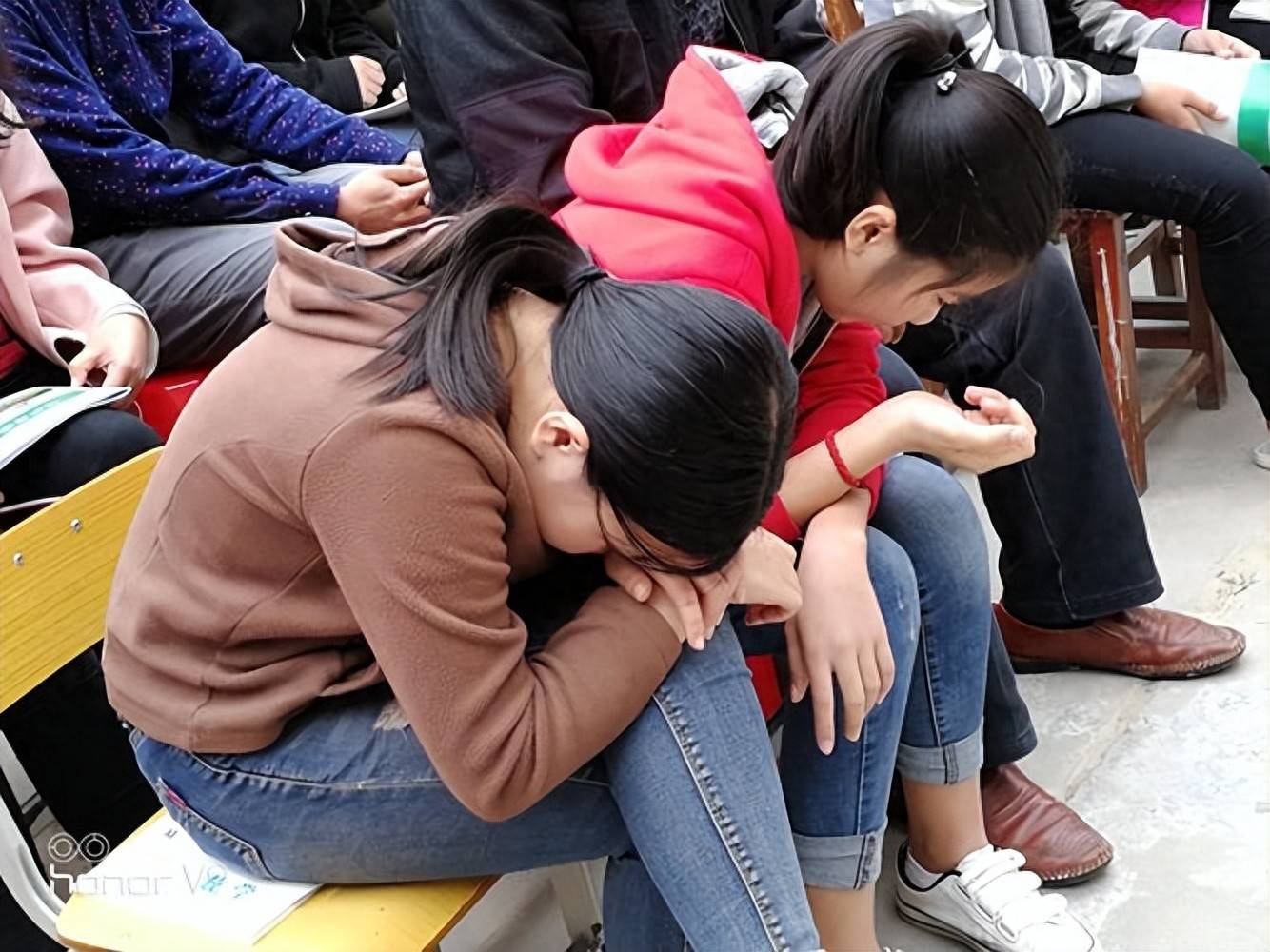 原创            孩子说“妈妈我压力好大”时，你的第一句话可能会把他推向抑郁
