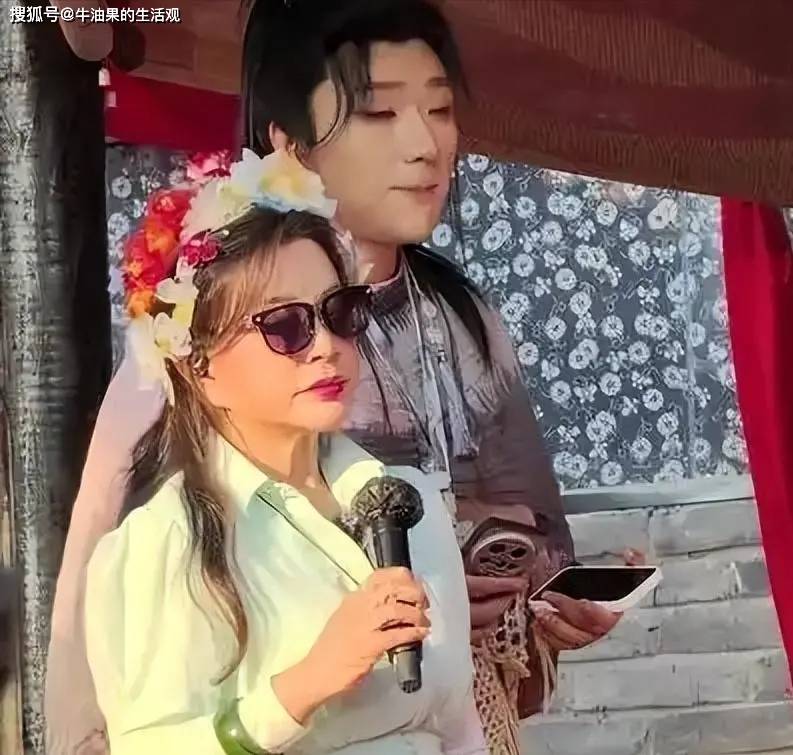 刘晓庆耍大牌 在万岁山和 王婆 互动冷淡被嘲讽,景区回应