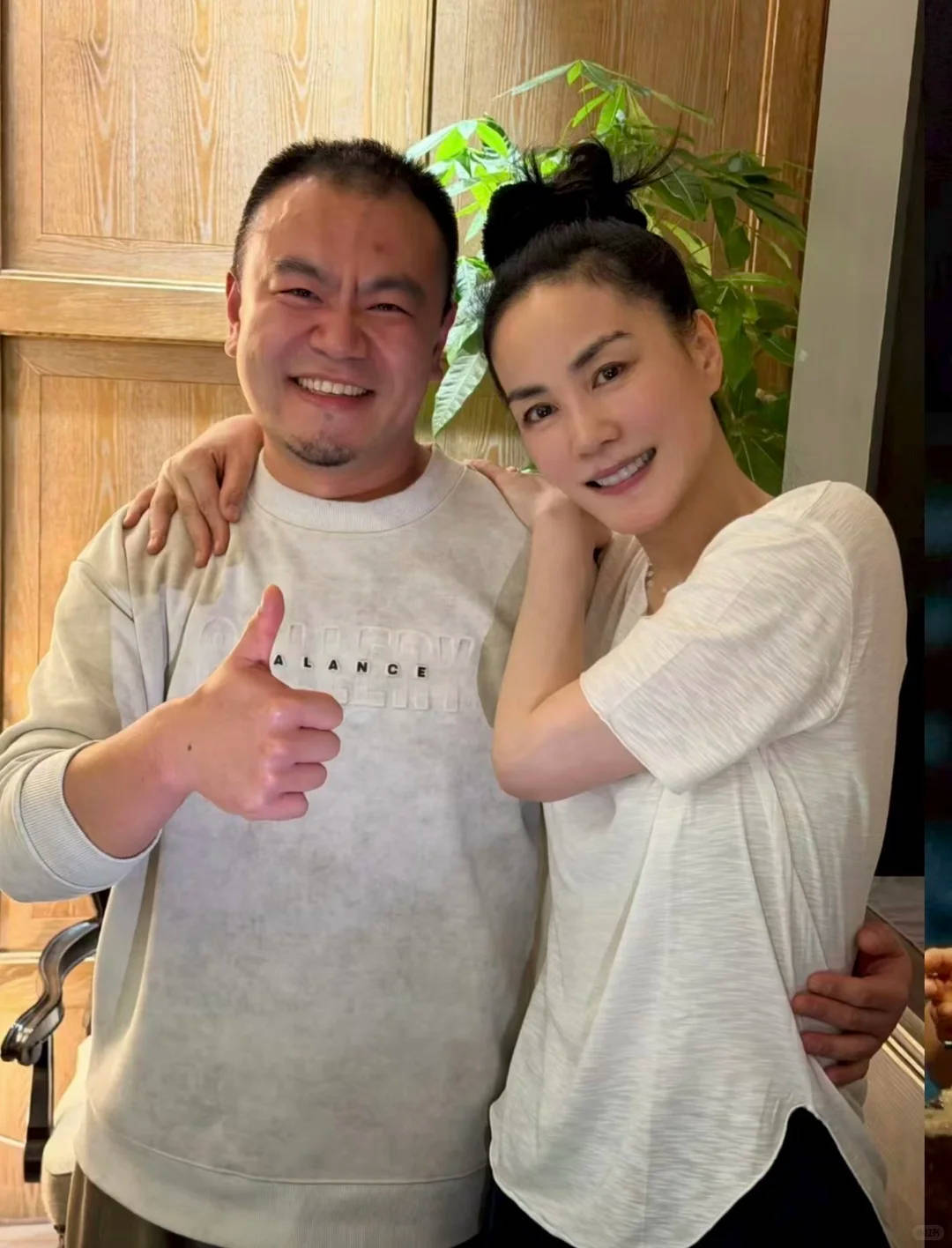 王菲与录音师吴澎合照曝光，56岁状态惊艳引热议