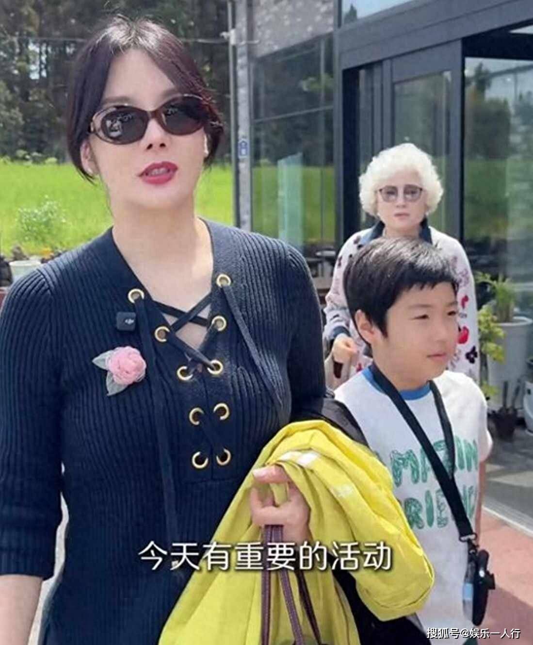蔡琳一家三口参加儿子学校校庆9岁珉宇站台上独唱不怯场妈妈后台只