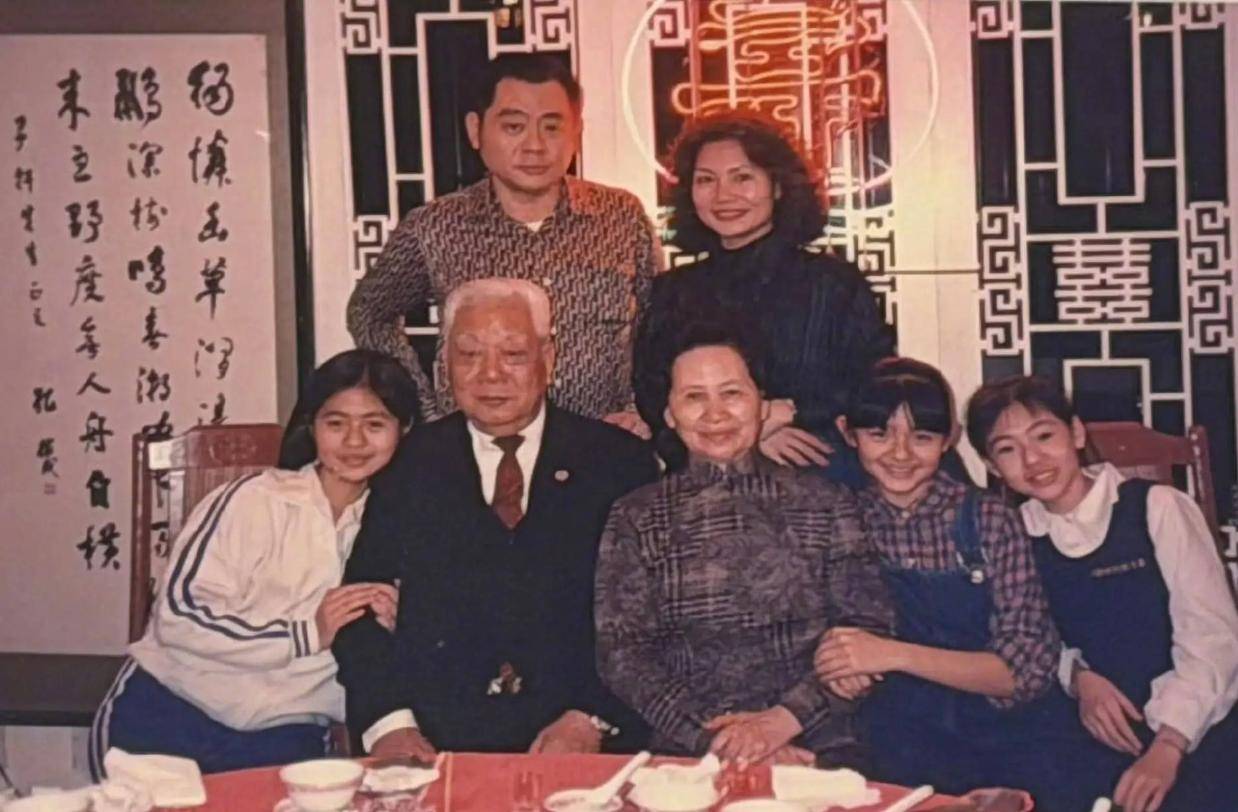 小S晒全家福，大S孝顺行为获赞