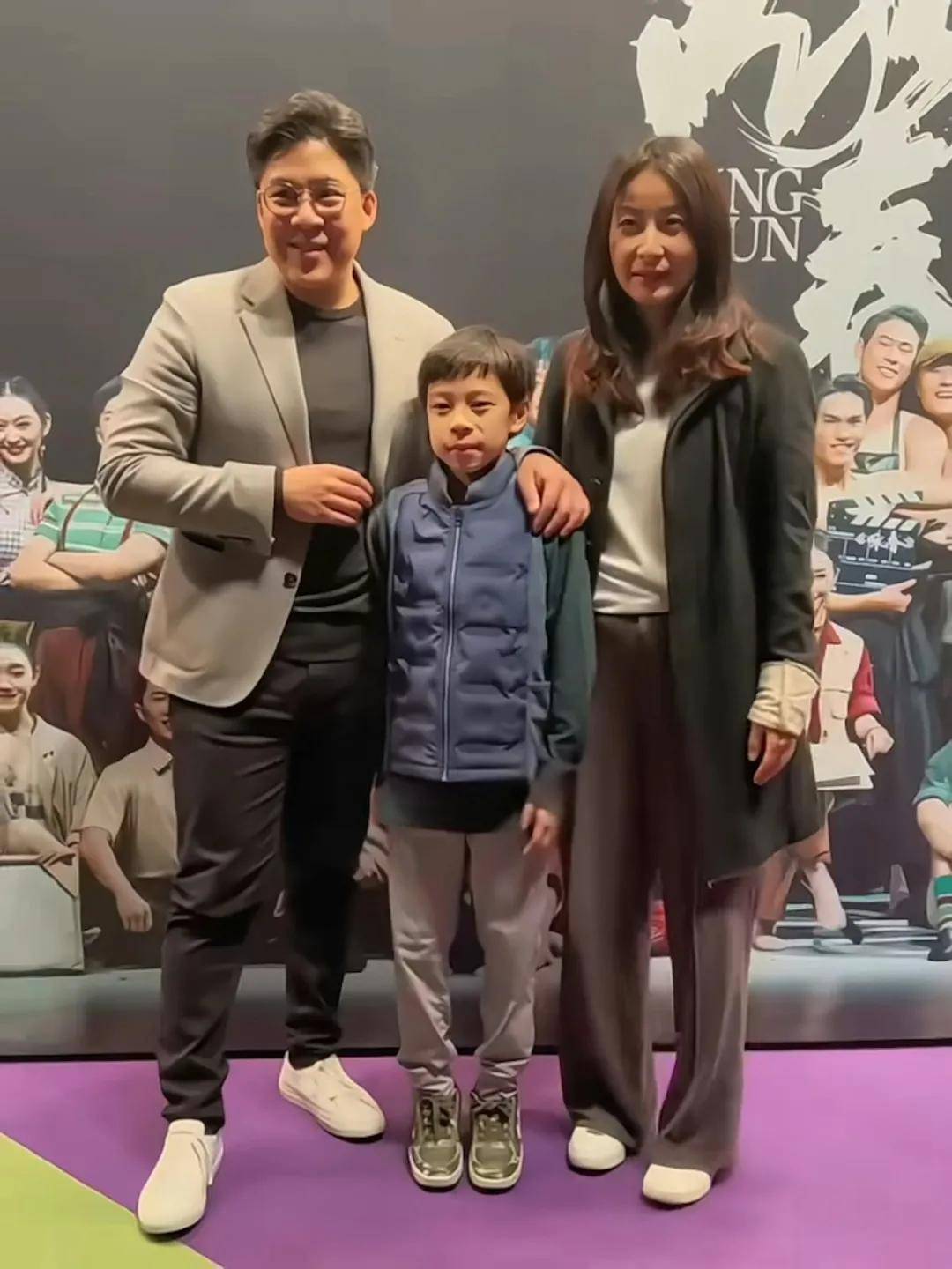 霍啟剛與佳偶郭晶晶及仔仔。(小紅書)