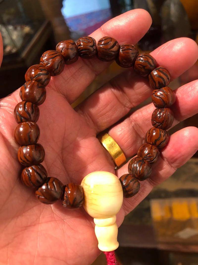 文玩让你震撼的只是高货？过了这3道坎才发现岁月打磨是关键
