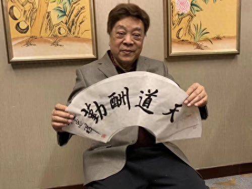 生前字画上百万，死后一文不值，赵忠祥的字画价值靠的是什么？