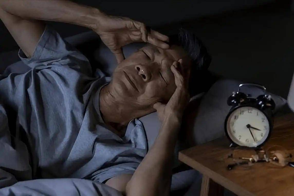 原创            糖尿病患者总在半夜3点醒来，可能暗示这3个并发症，需注意