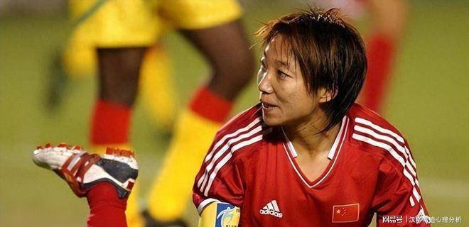 她是前女足队长，如今成足协副主席定居上海，自己老公却在加拿大