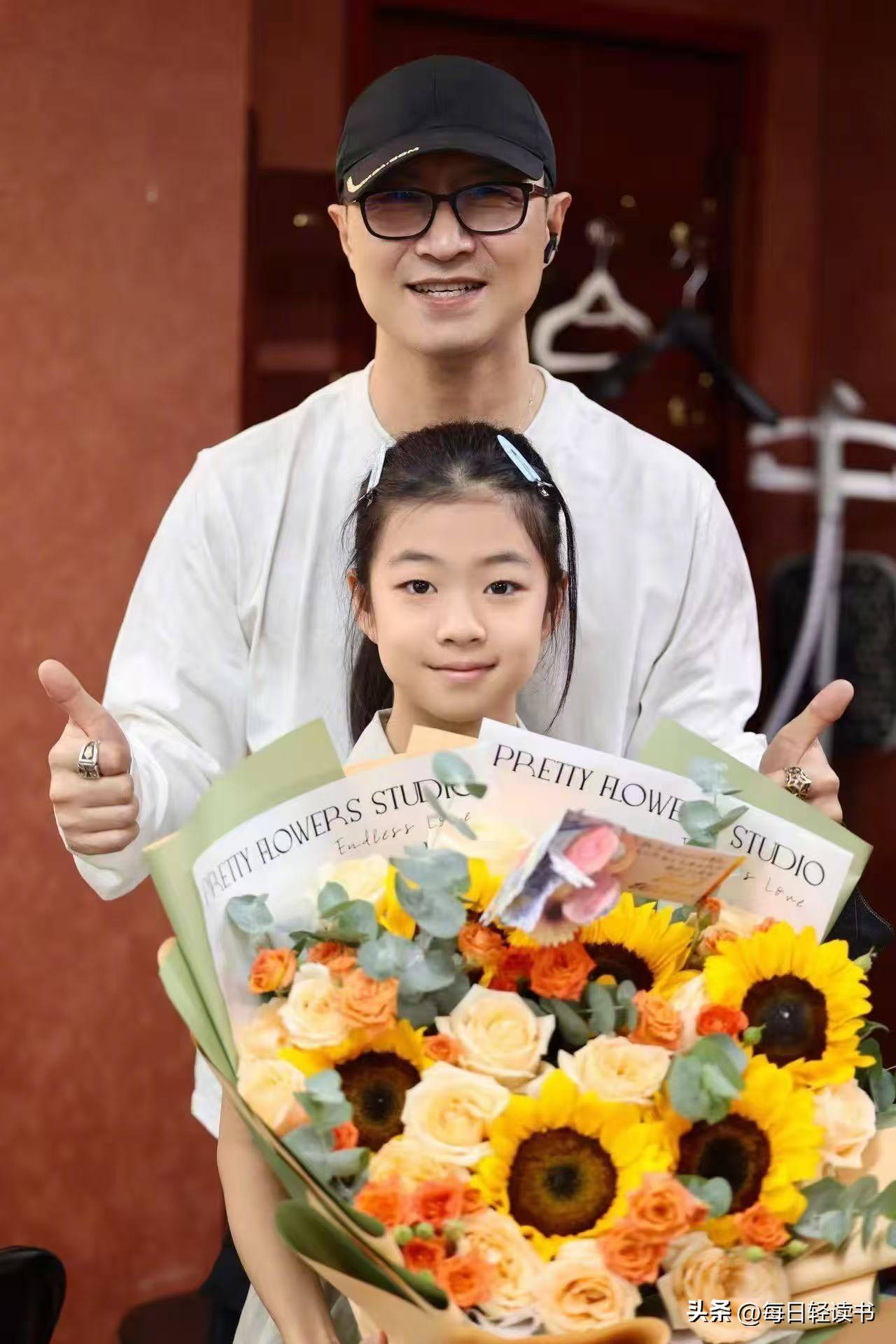 汪峰罕见集齐四娃小苹果神似葛荟婕二女儿首度露面 幼子脸打码