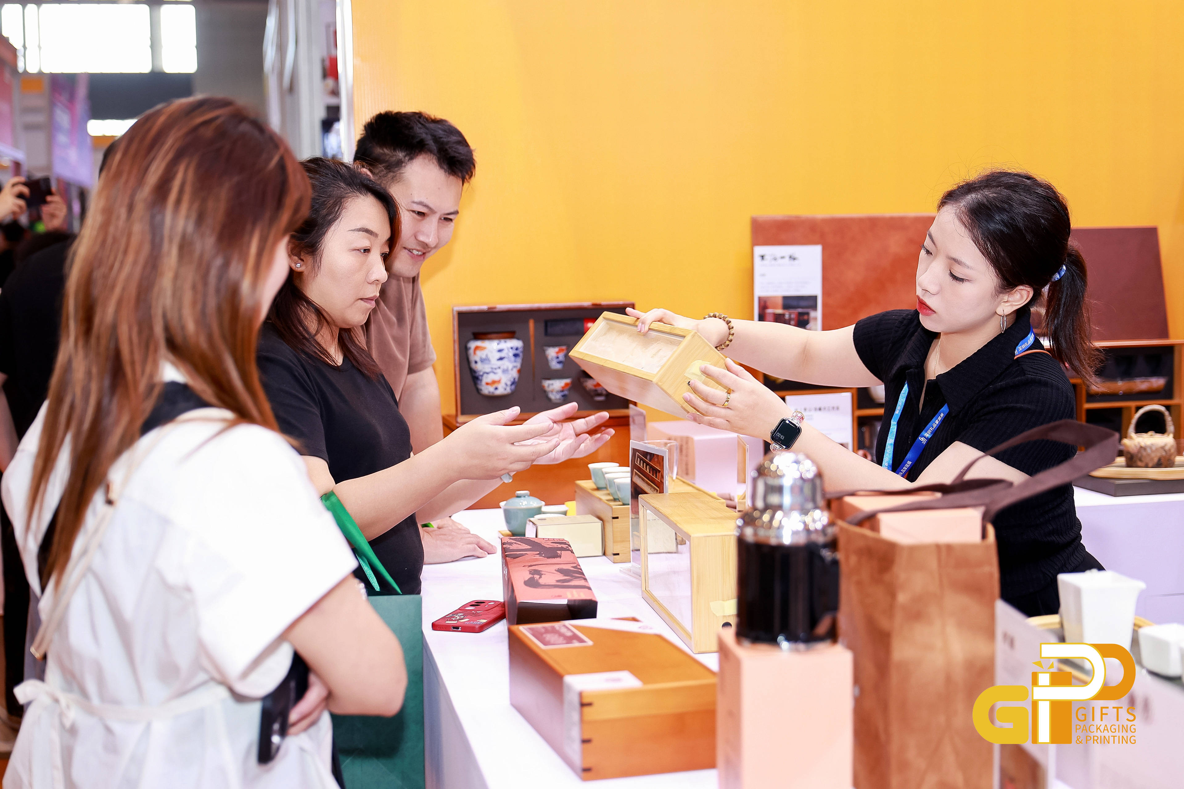 来深圳礼品展拿特渠增量,“中国礼物”出海走俏,AI赋能礼业升级,第34届深圳礼品家居展融合创新驱动行业生态跃迁(图10) 来深圳礼品展拿特渠增量,“中国礼物”出海走俏,AI赋能礼业升级,第34届深圳礼品家居展融合创新驱动行业生态跃迁(图10)