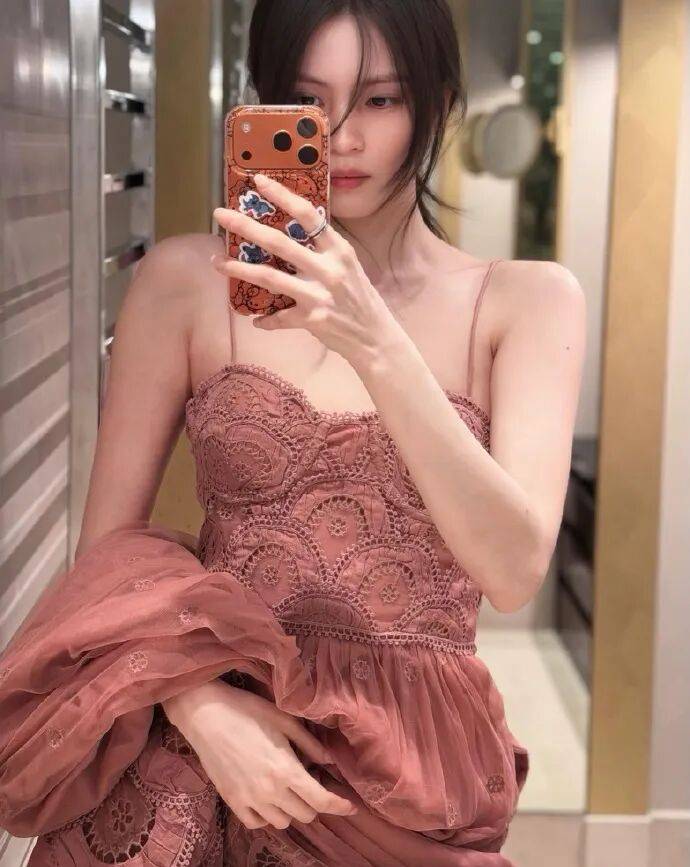 原创            韩素希最新写真性感妩媚！雪肤玉貌曼妙身材美得让人窒息
