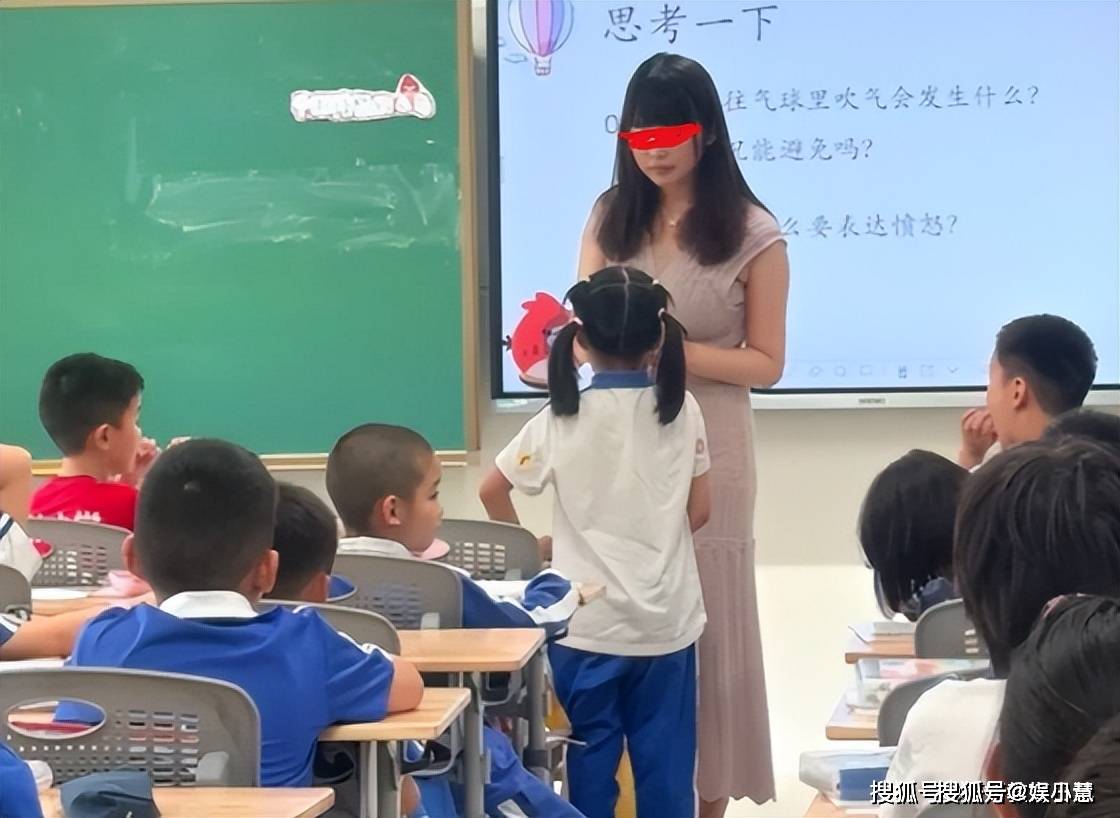 女老师穿“日系连衣裙”,家长们坐不住了:天气再热也不能这么穿啊