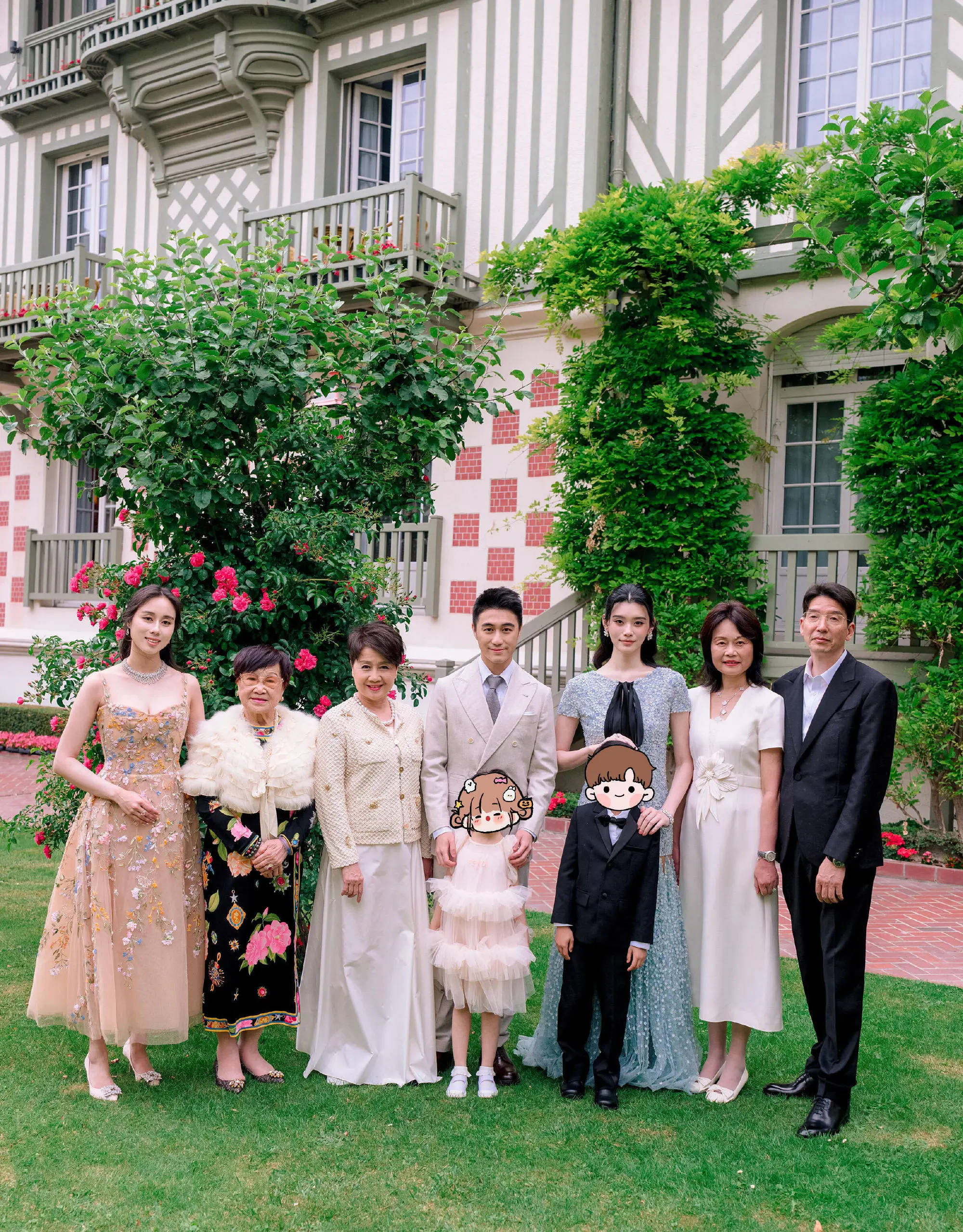 何猷君奚梦瑶婚礼合照曝光！四代同堂好幸福