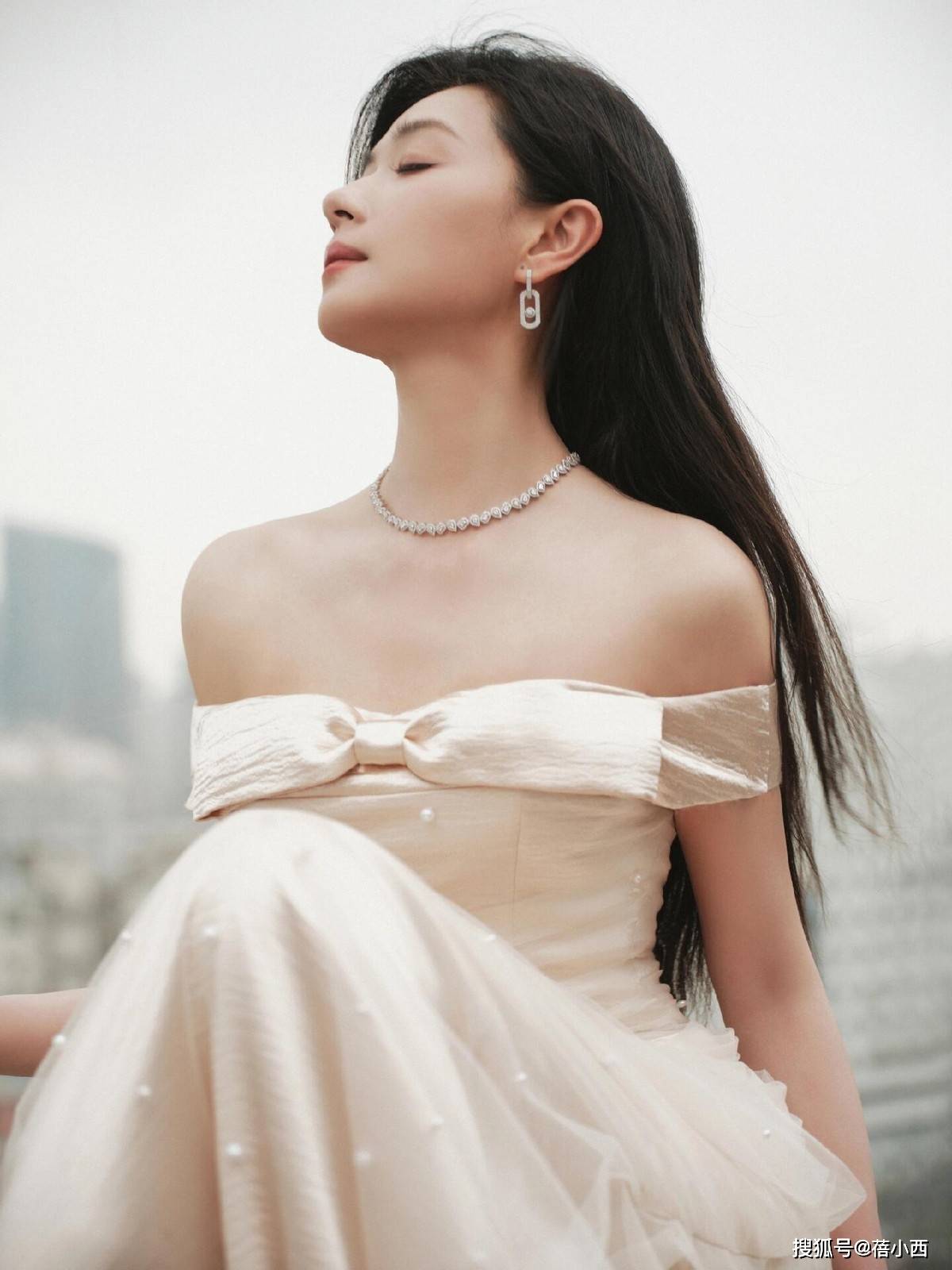 44岁万茜留回长发后像换了个人!穿抹胸裙好惊艳,美到差点认不出