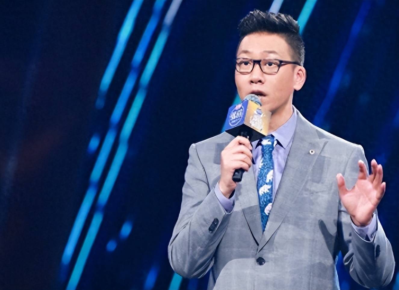原创            他曾是央视主持，却因摔耳机、丢了铁饭碗，如今居然当上了吃播