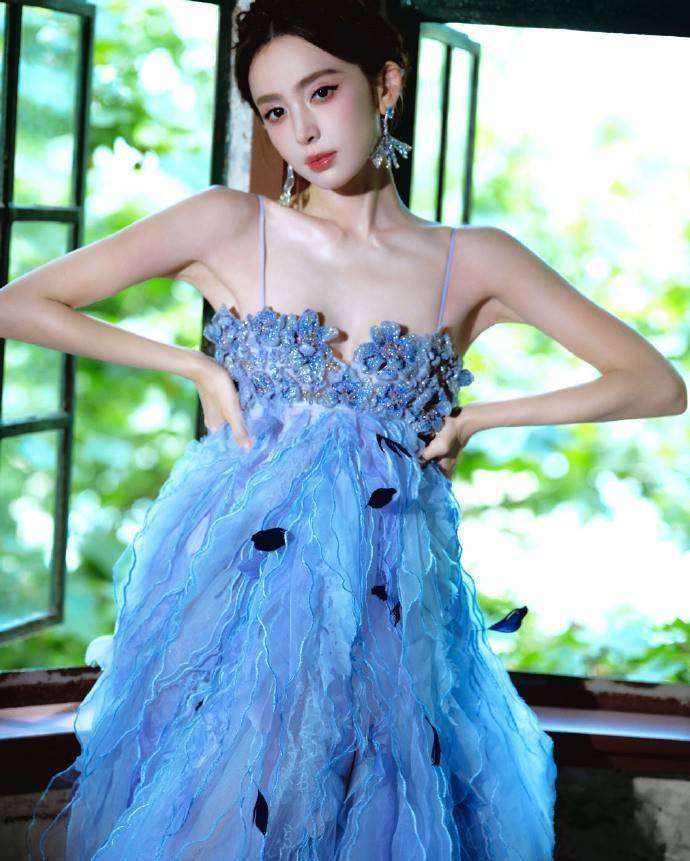 美得各有千秋!刘诗诗旗袍展东方温婉,古力娜扎纱裙释梦幻风情!