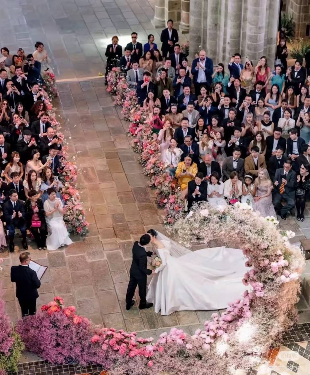 原创            奚梦瑶晒照感谢婆婆，喊四太“妈妈”亲如母女，婚礼上戴她的珠宝