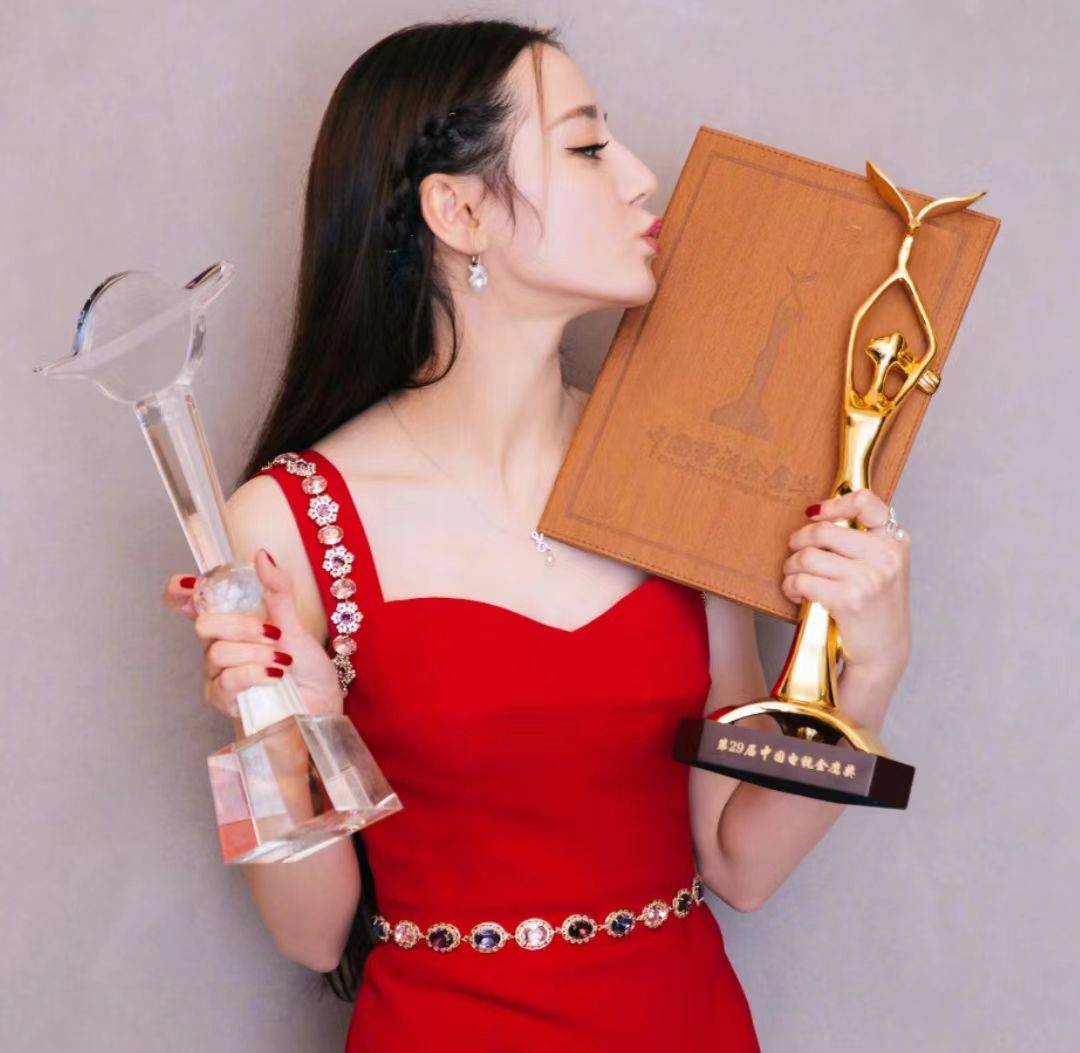 别再说奚梦瑶高攀、迪丽热巴逆袭!两位女星的爸爸才是隐藏大佬:底气全是原生家庭给的