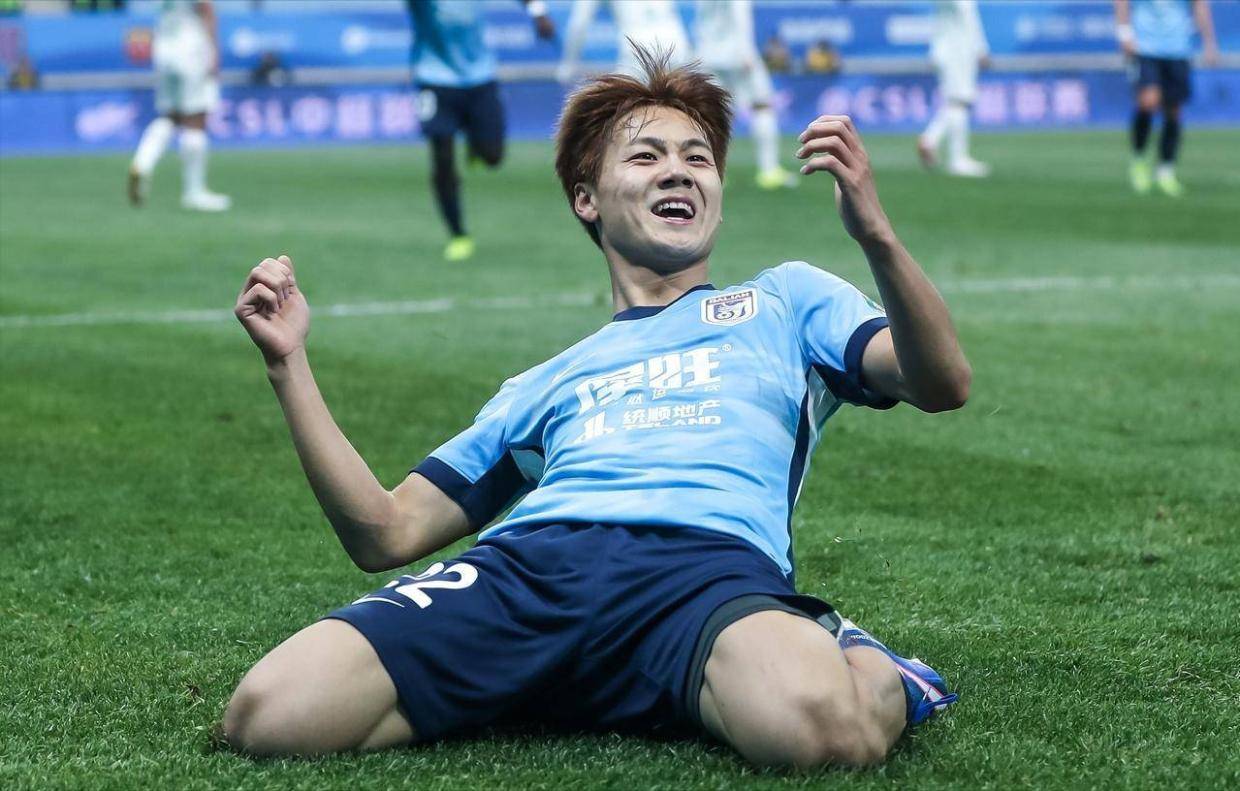 从中冠踢进国足！大连英博的毛伟杰用五年书写草根逆袭！