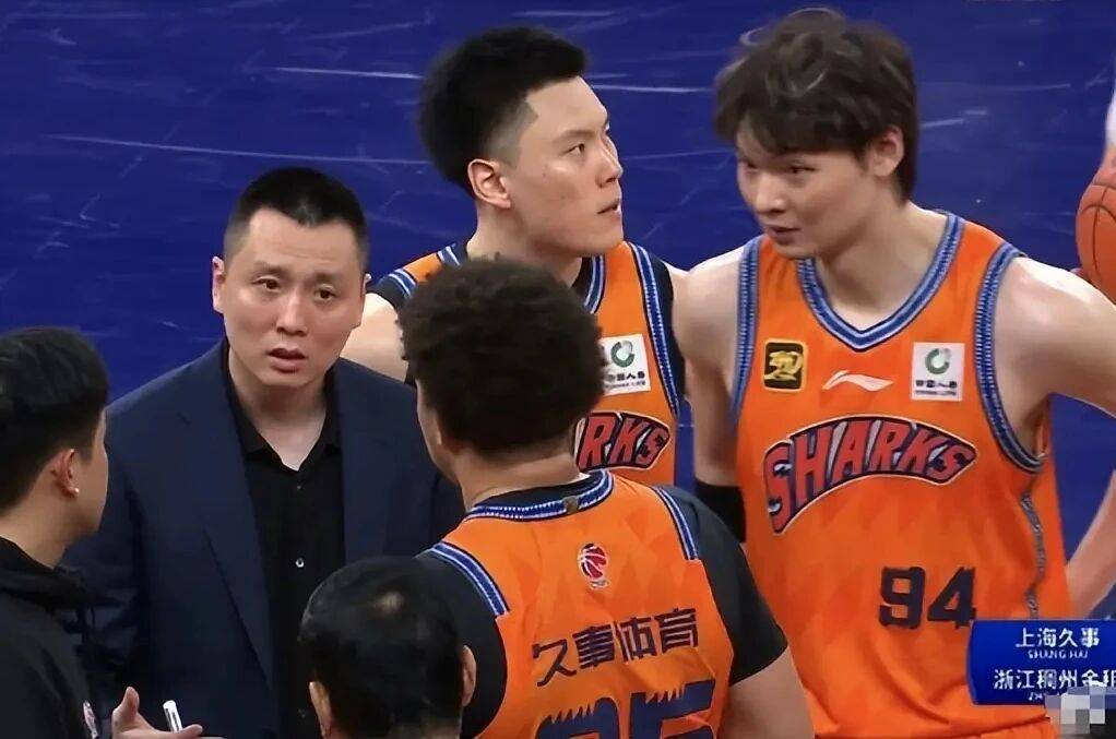 CBA快讯！上海男篮营收过亿，洛夫顿离开上海，朱芳雨力挺张镇麟是最强小前锋