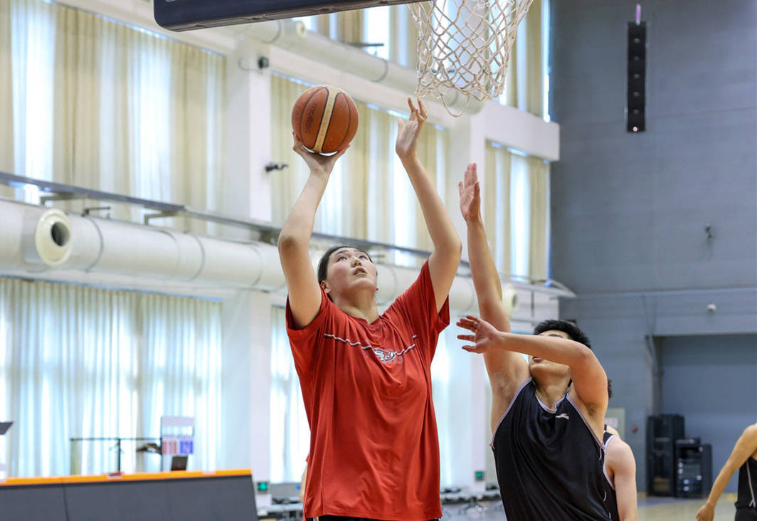 中国女篮备战曝光！2米26张子宇变瘦了，2米01女版奥尼尔卡位吃饼