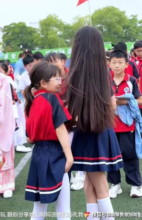 “盛装不及她穿校服！”小学黑长直女生颜值走红，男同学的眼神说明一切