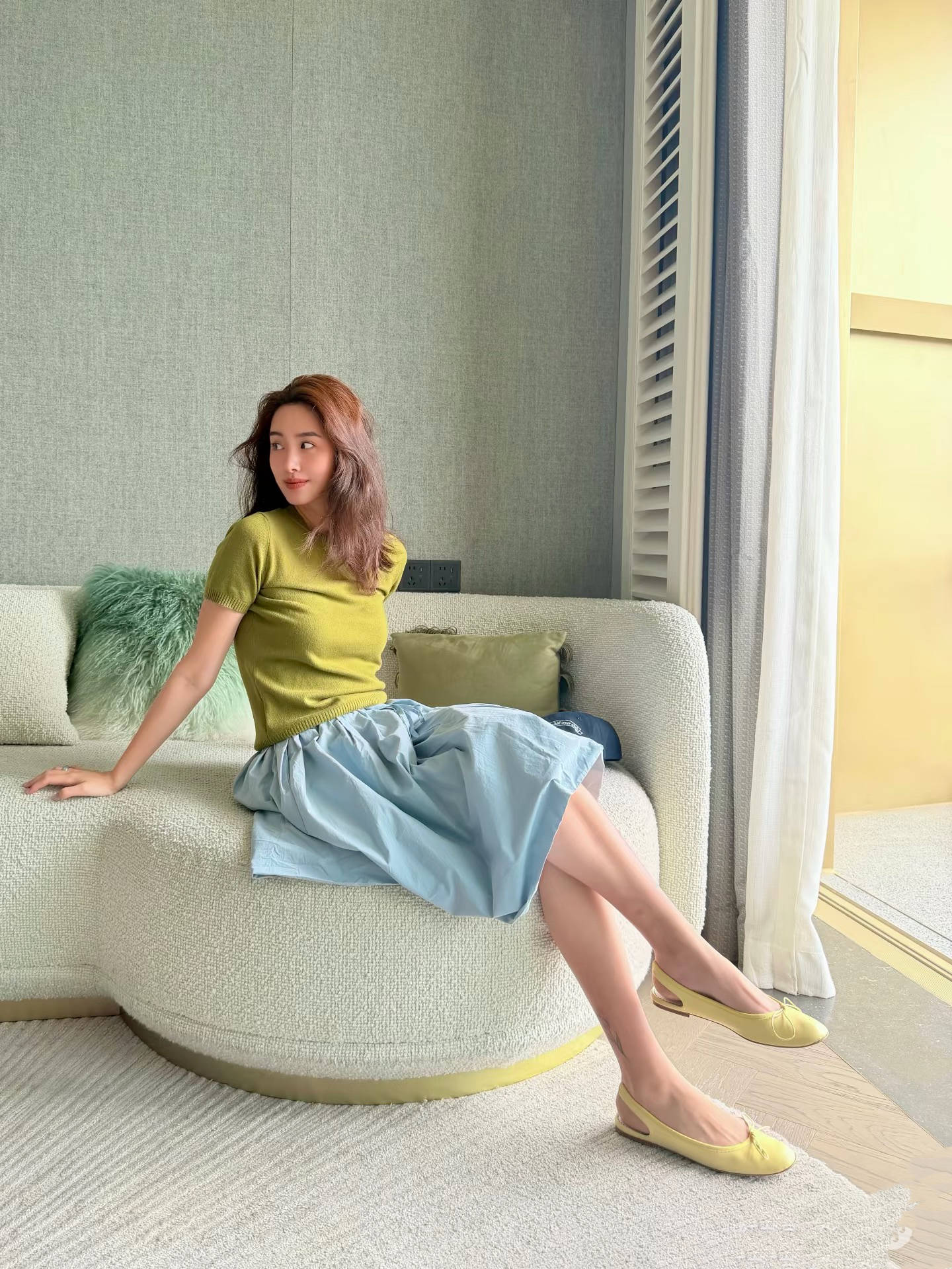 杨采钰当妈后首次杀青晒美照,四肢纤细小腿有纹身,无名指婚戒抢镜。