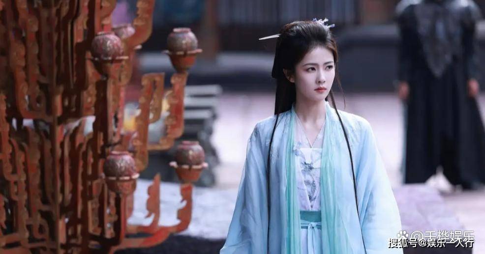 白鹿被指在电视剧《莫离》开机前换掉整个编剧团队，于正正面回应：没才华的人靠撕别人把名字署在热搜上封面图