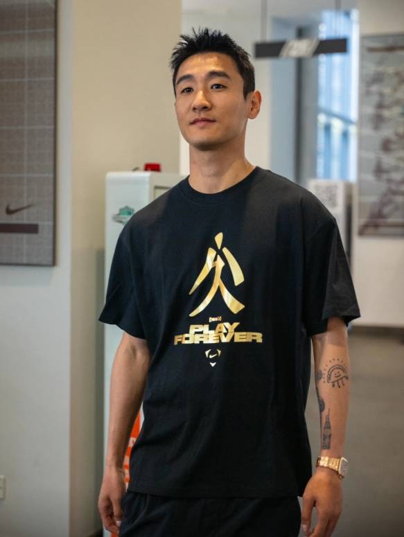 世界杯比赛日，2名现役国足前锋集体向C罗示“爱”