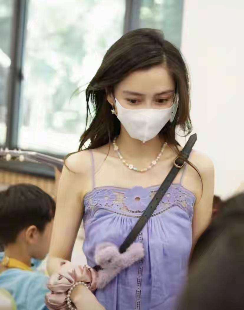 杨颖露腰送娃被骂上热搜！三四线妈妈怒了：学校活动穿啥自由呢