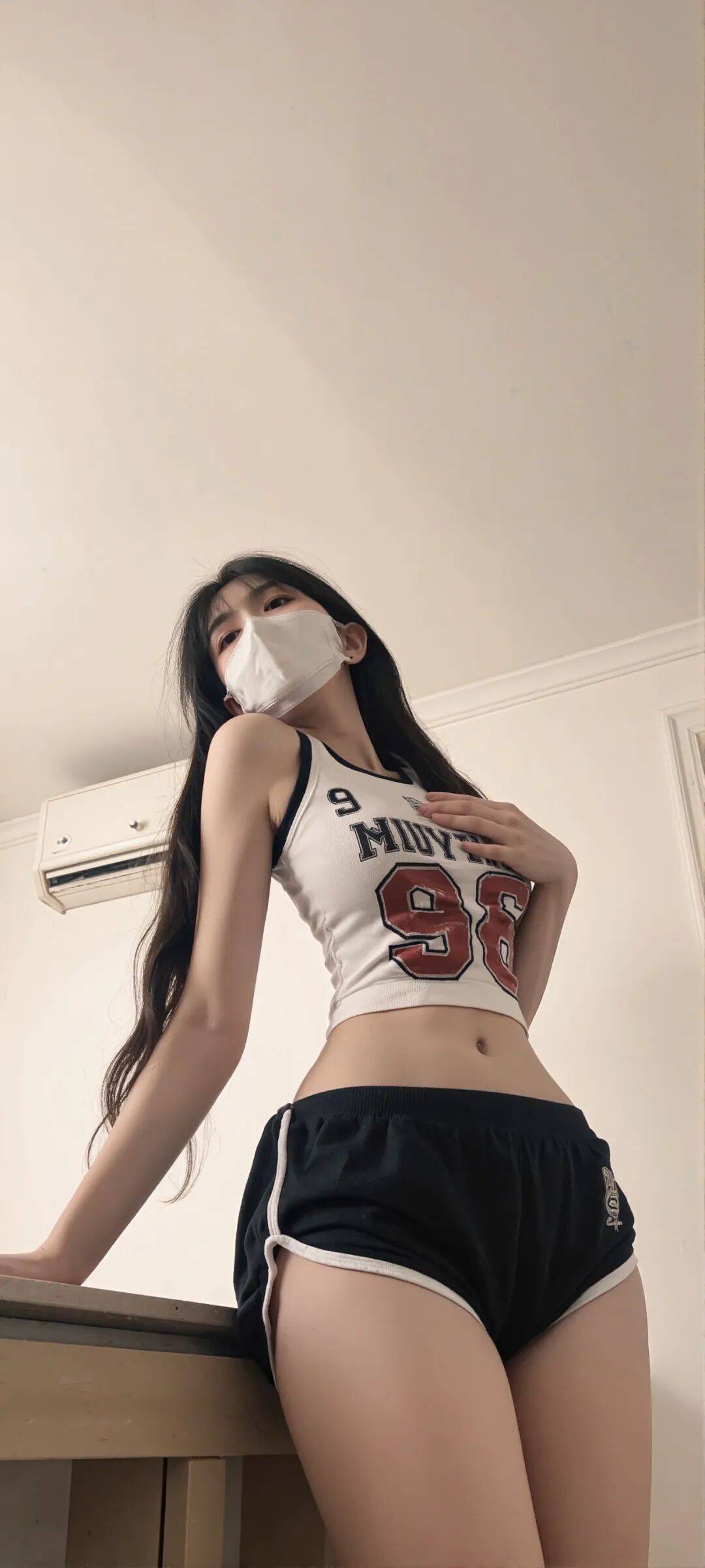 初秋的风掠过校服裙摆,这抹纯欲感直接拿捏