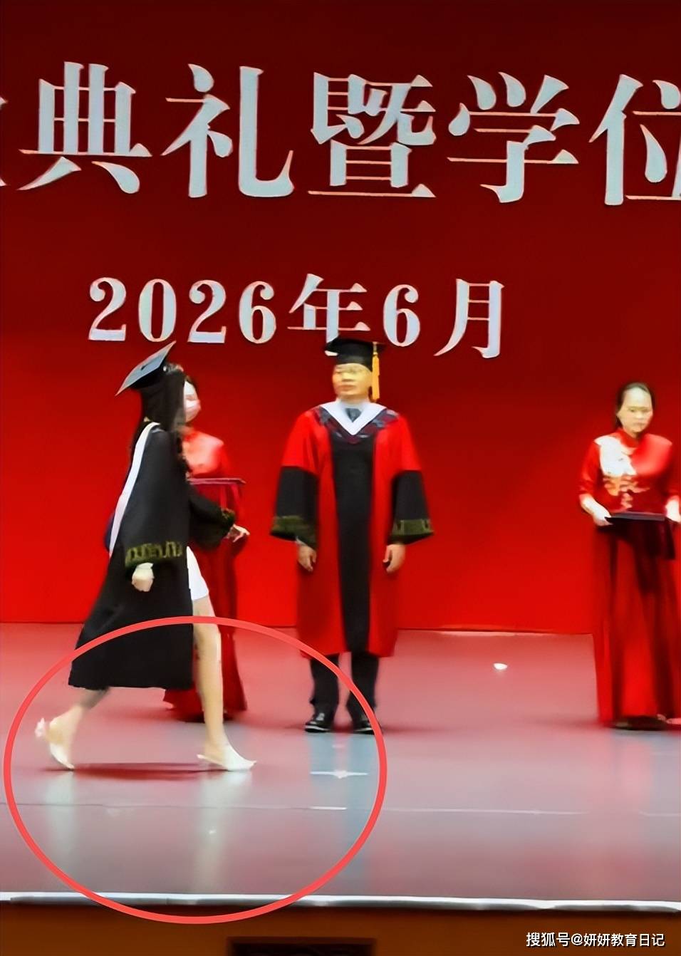 211女孩穿凉拖参加毕业典礼,被骂惨了,“清朝思维”还在影响人?