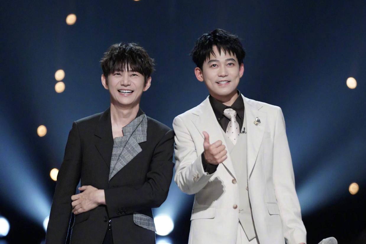 苏醒发长文谈与何炅搭档主持《歌手》 回忆起二人14年前同台经历封面图
