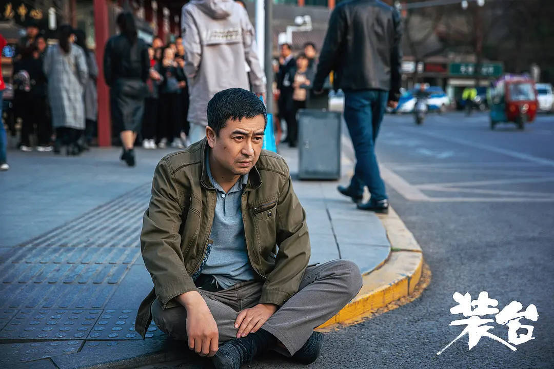 高收视却亏损？张嘉益《装台》类现实题材大剧缘何盈利遇冷？封面图