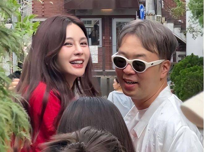 原创            住2亿别墅请4个保姆，三次表白女神被拒，另娶他人13年却不生孩子