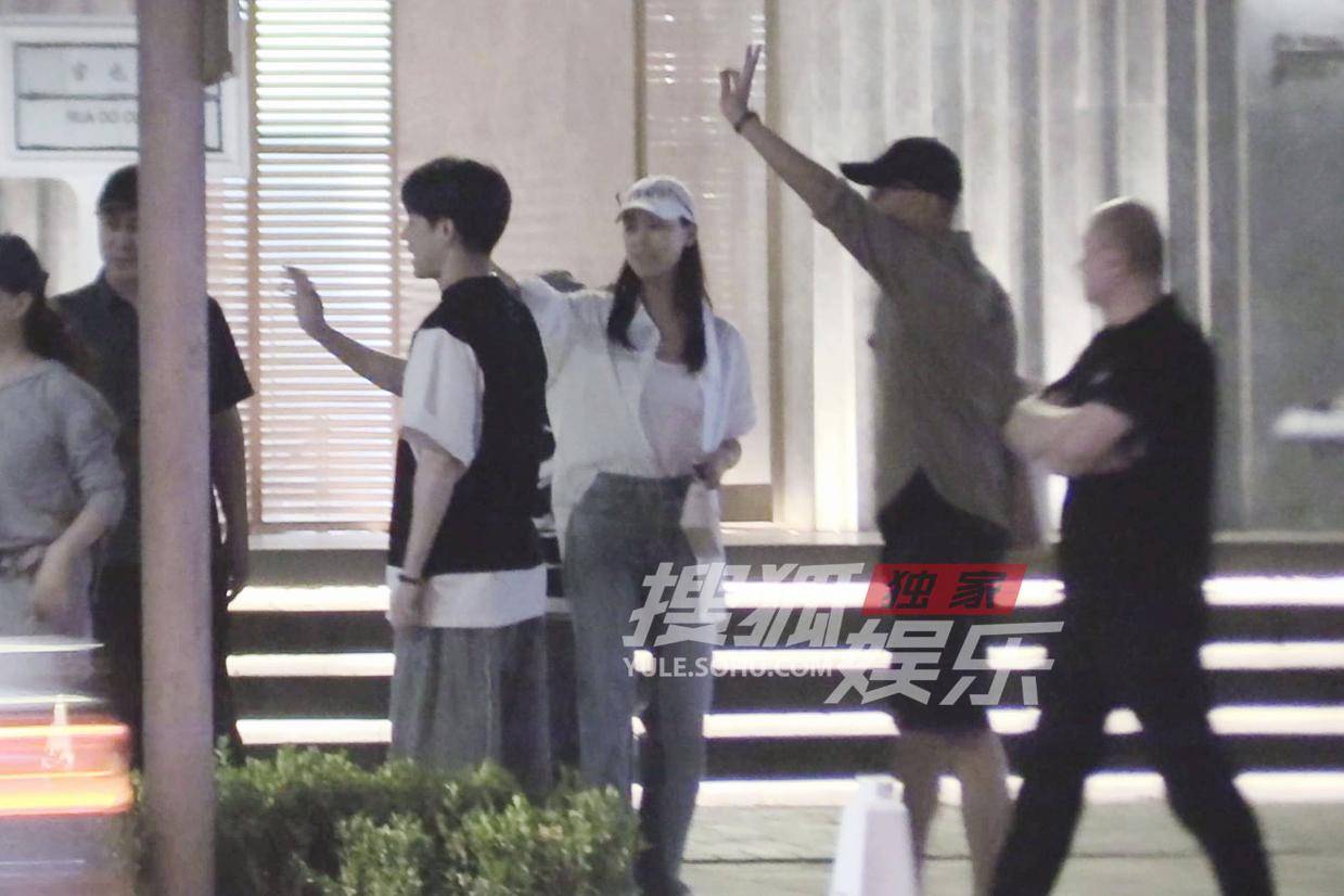 于小伟夫妇携子聚餐 妻子优雅气质成焦点