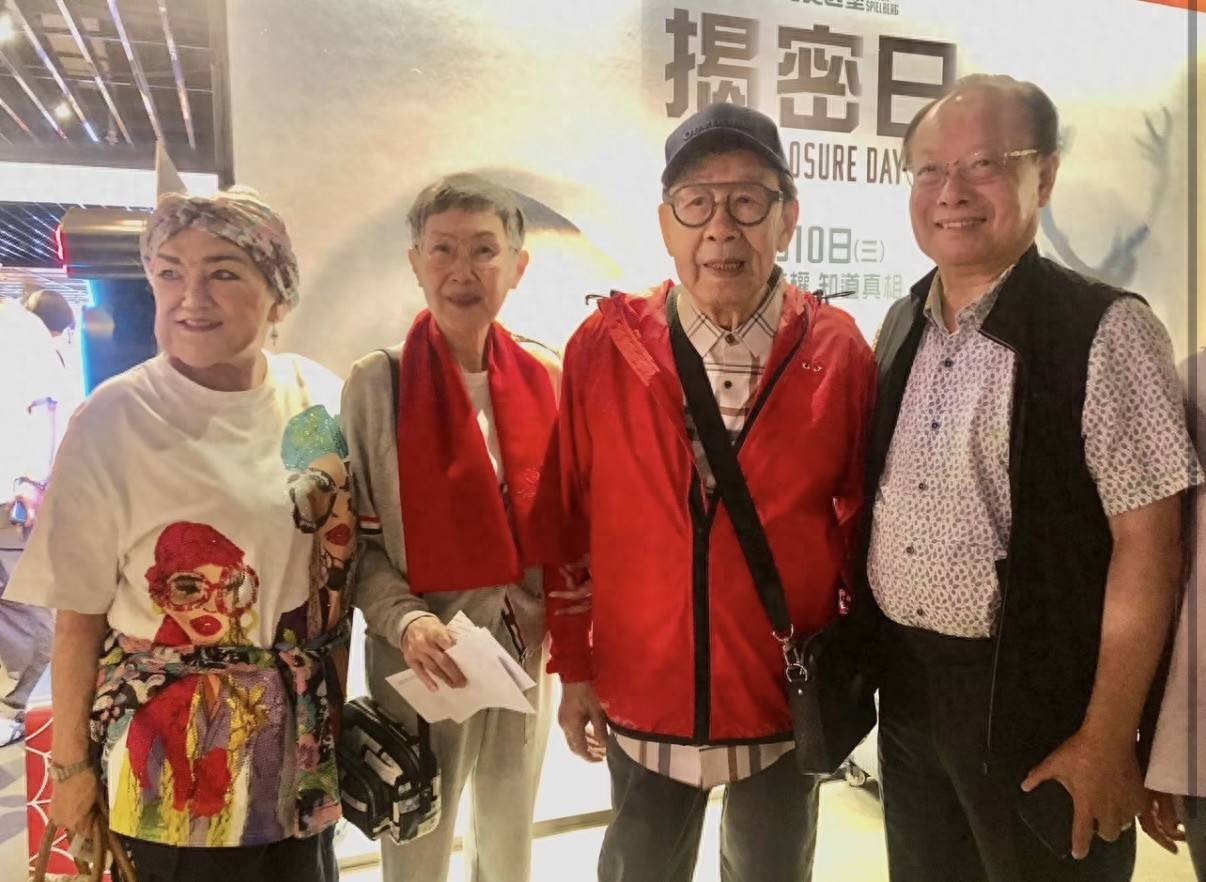 原创            香港艺人包场看《给阿嫲的情书》，被曝哭湿一包纸巾，直呼太感人