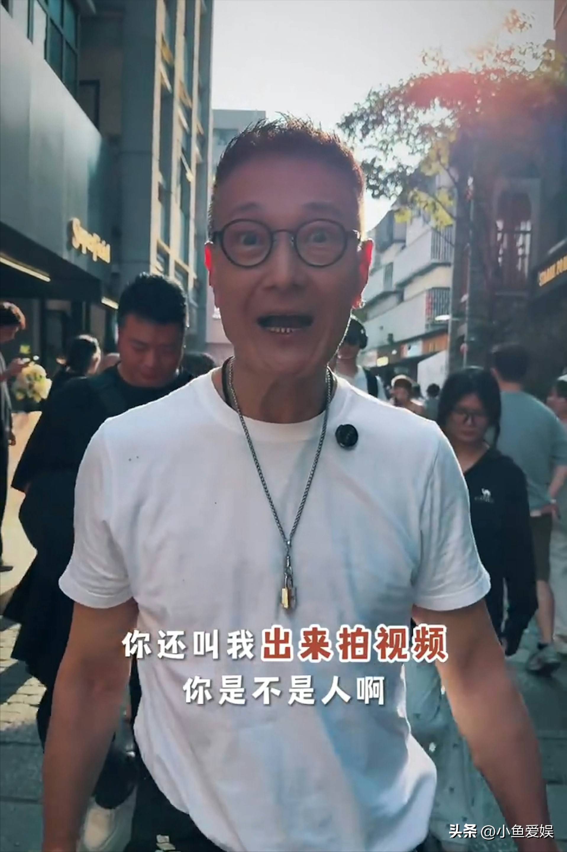 69岁的演员卢惠光在刚刚过去的父亲节被两个儿子突然捧着蛋糕现身