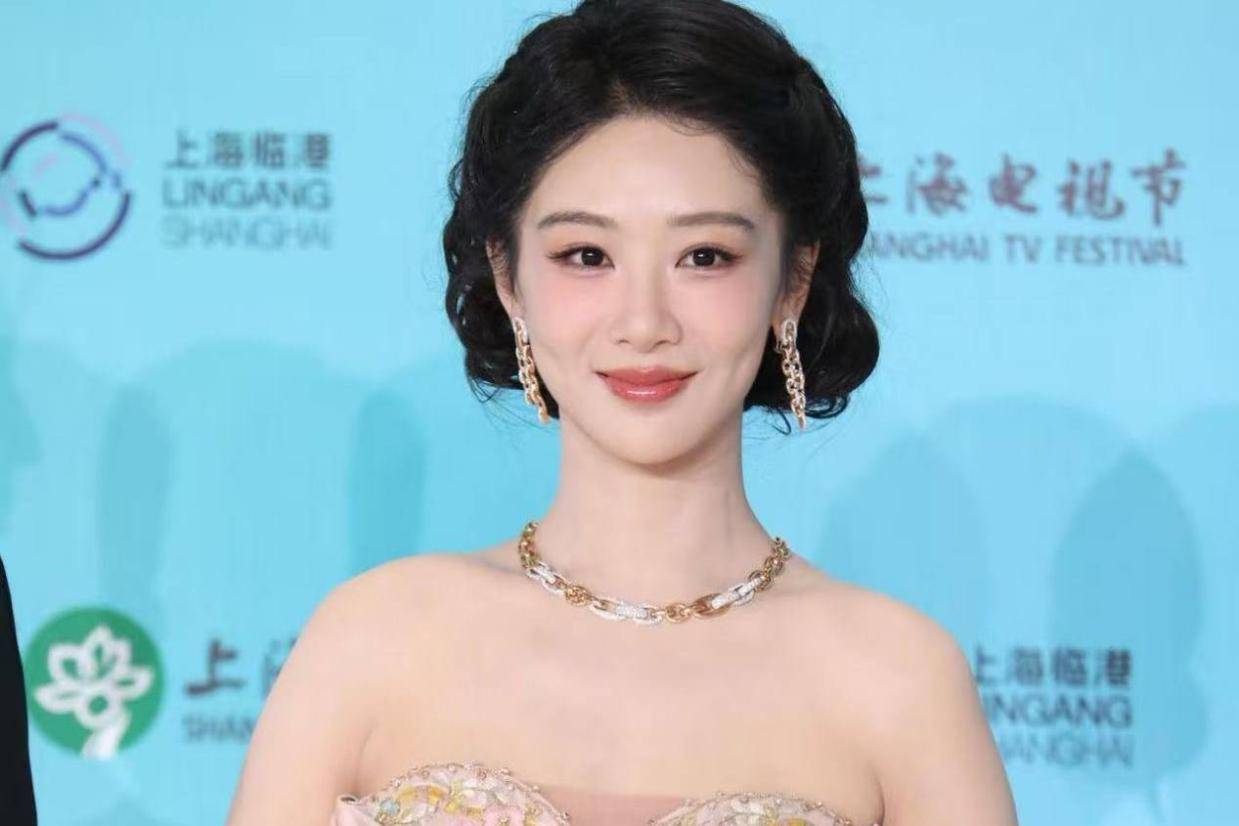 从“飞天视后”赵丽颖到“白玉兰视后”杨紫，流量演员想拿奖该怎么做？封面图