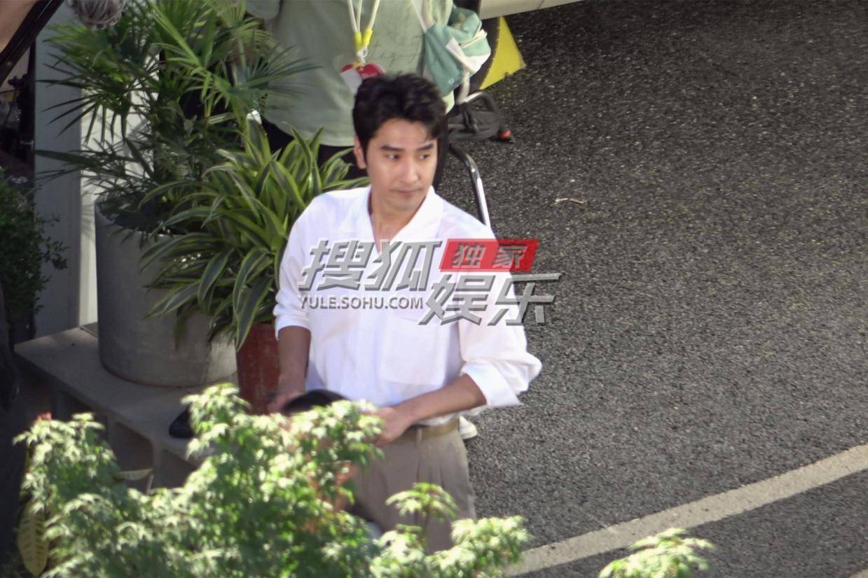 赵又廷白衬衫造型温润如玉 收工笑颜曝光萌化网友