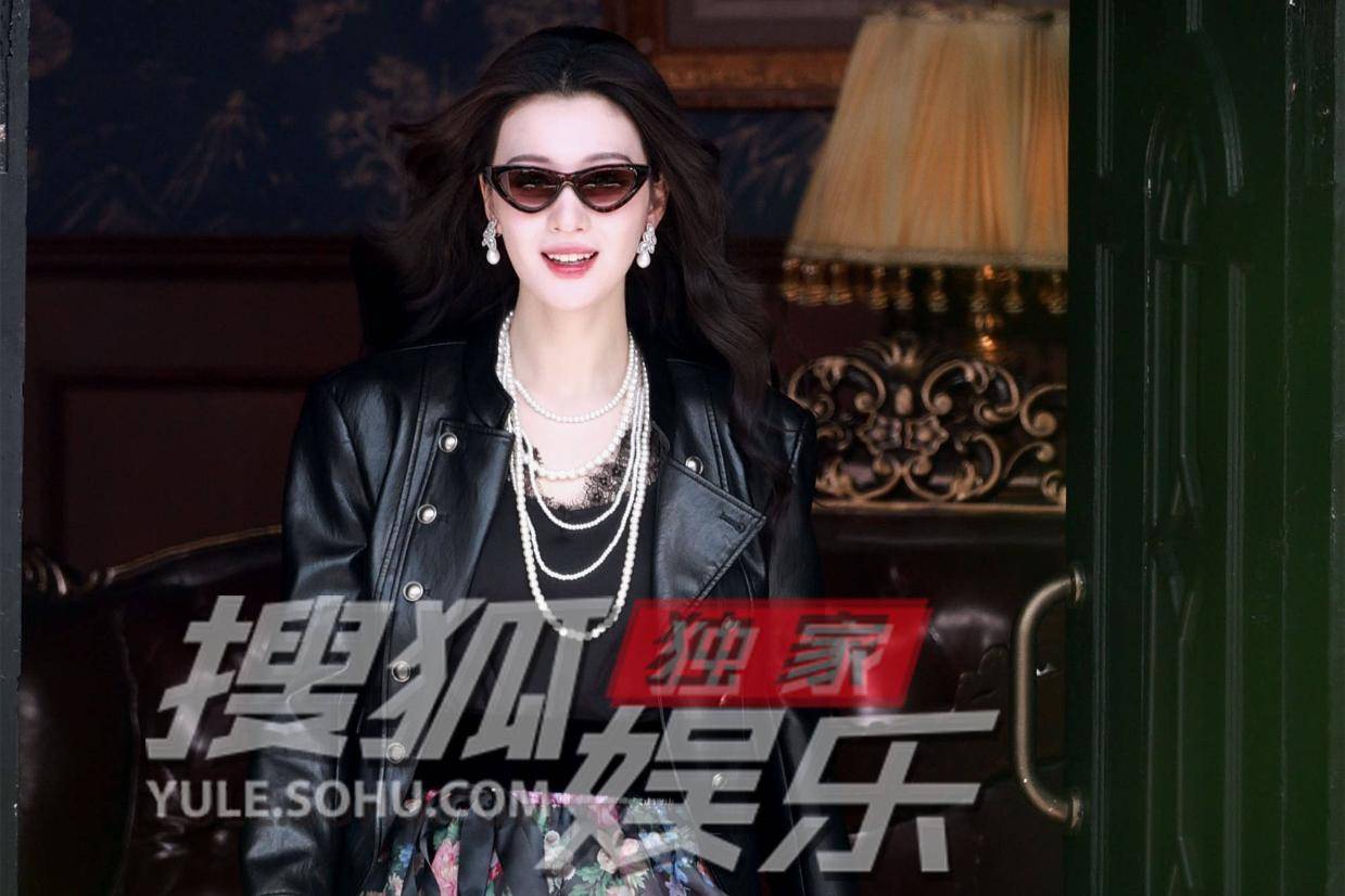 王楚然片场路透美翻天 波浪卷发配碎花裙尽显浪漫风情