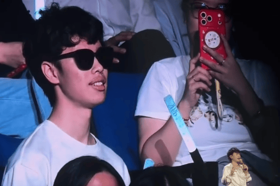胡彦斌上海演唱会与盲人歌迷共唱《有梦好甜蜜》,温馨场景暖人心