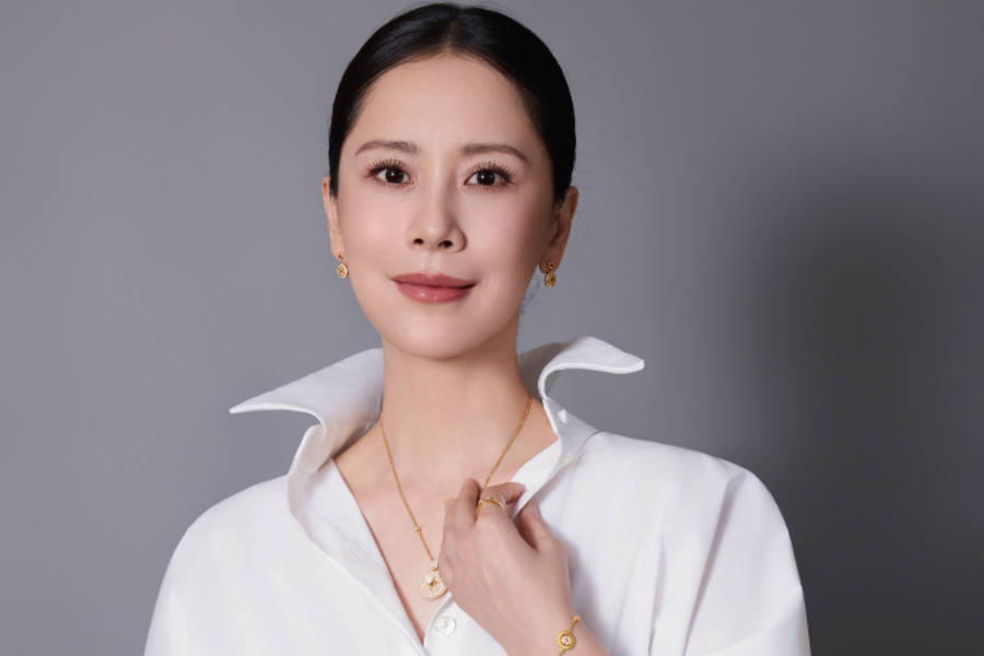 海清白衬衫搭配艺术金饰 尽显东方隐奢美学魅力