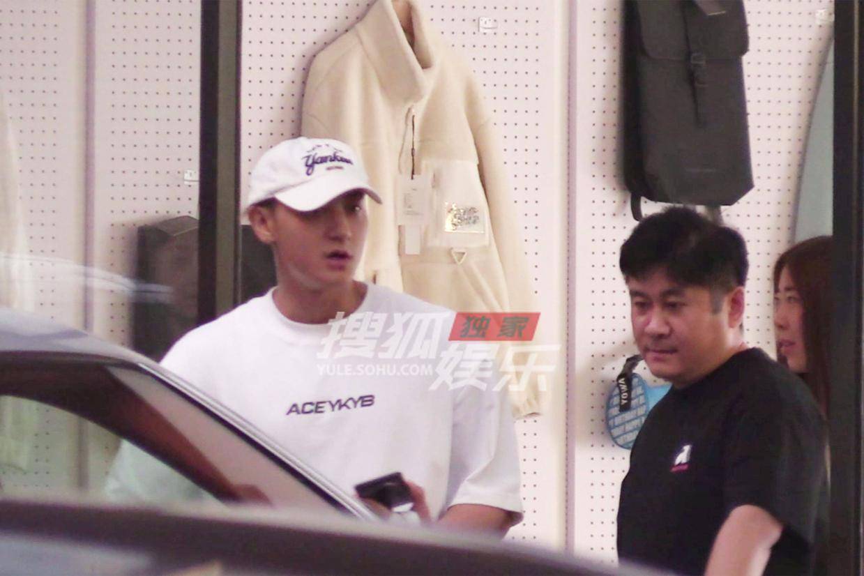 黄子韬徐艺洋下班后各自精彩 默契交流尽显真挚情谊