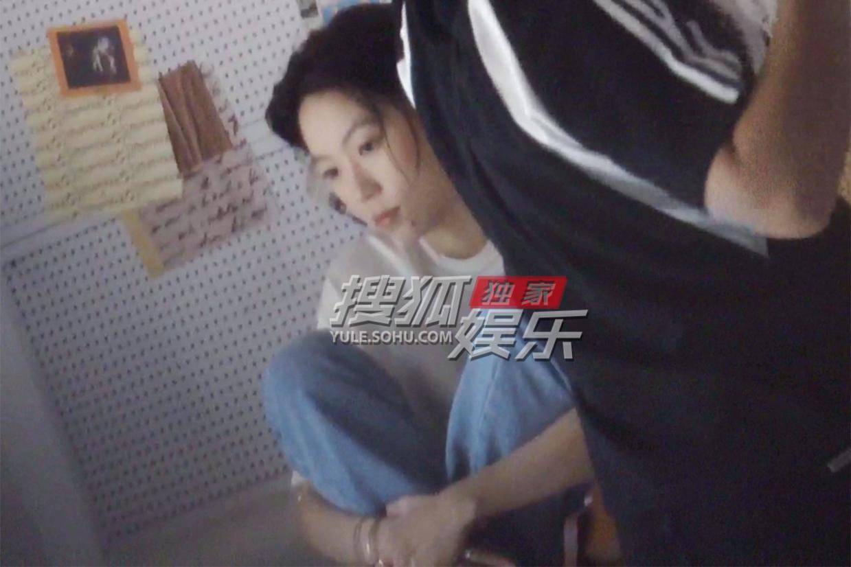 窦靖童白T造型随性自然 眉眼沉静故事感十足