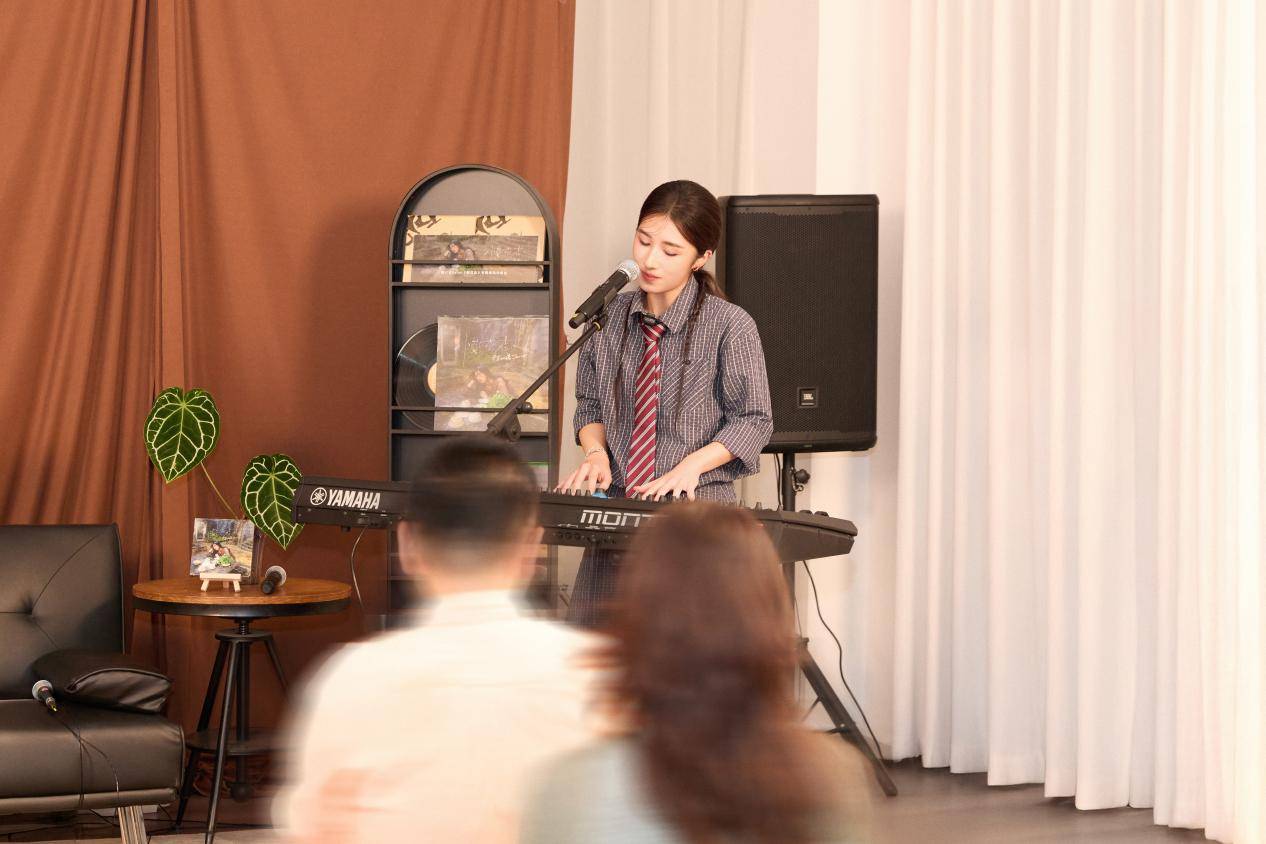 金曲奖最佳客语歌手陈以诺Sarah亮相 携首专《慢花志》举办音乐分享会