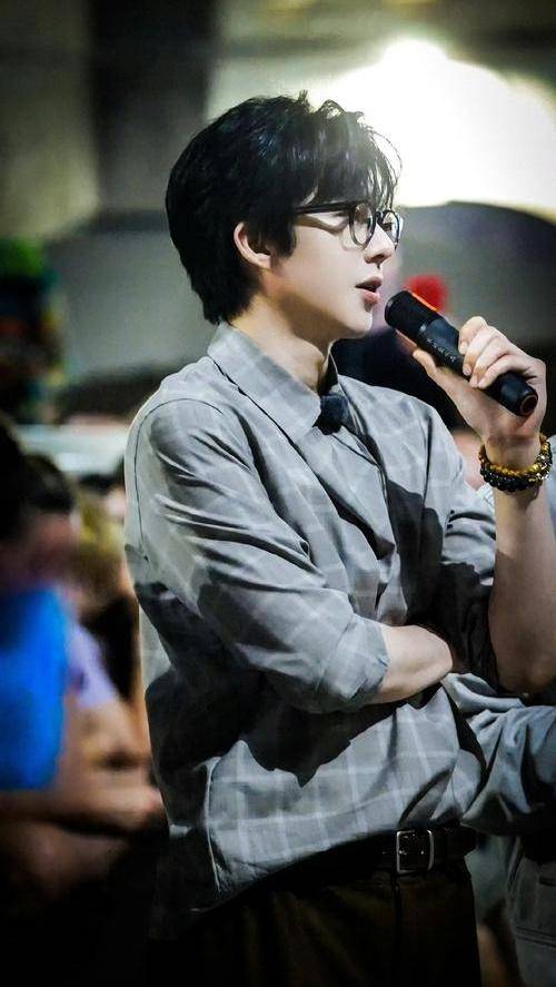 原创            刘宇宁龚俊高台推搡引争议 地球超新鲜节目组至今未回应安全问题