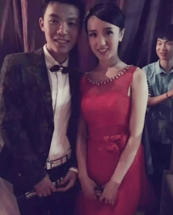 网传《中餐厅》张雅琪已婚 工作人员未回应封面图
