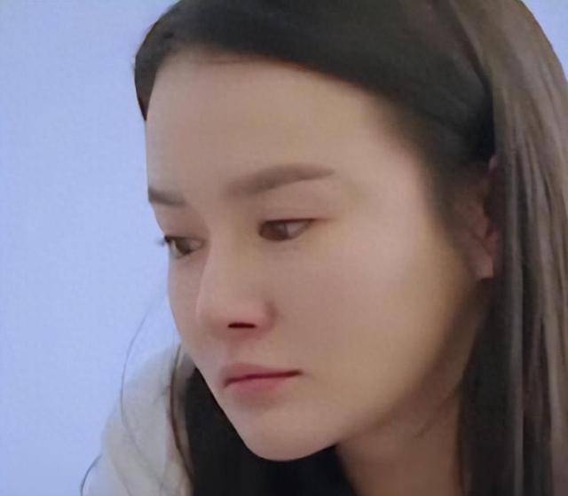 原创            7.22日：冉莹颖哭穷惹争议，转头与老总十指紧扣，邹市明早已看明白